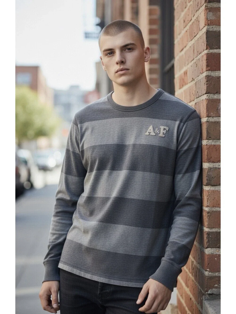 Abercrombie & Fitch Muscle Fit Striped Sweater Crewneck Men’s XL Gray A&F Logo